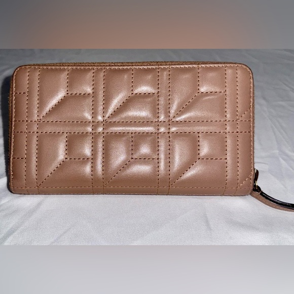 Authenticated Gucci Pearl Matelasse Wallet - Picture 3 of 9
